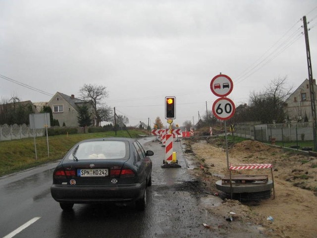 Jazda kierowców drogą w pobliżu Trzebiela to męka.