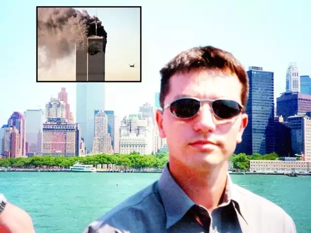 Andrzej Chmielowski, a w tle wkomponowane dwie wieże WTC, które zaatakowali terroryści.