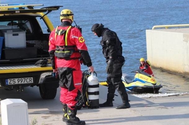 Tragedia w Darłowie. Dzieci porwane przez fale Bałtyku. W...