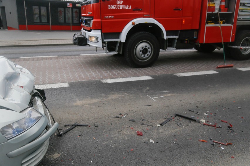 Wypadek w Boguchwale. Pożar i zderzenie samochodów