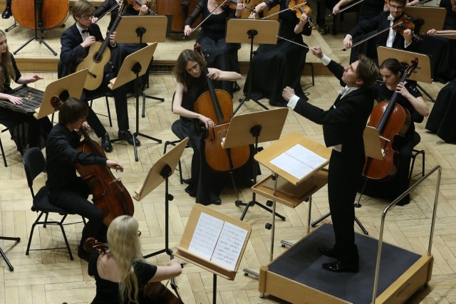 Orkirestrą Filharmonii Narodowej dyrygował Norbert Twórczyński