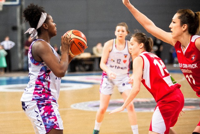 Mecz Wisły Can-Pack w Basket Lidze Kobiet. Z numerem 14 Magdalena Ziętara.
