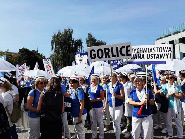 W Warszawie 11 września gorlickim pielęgniarkom przewodziła Danuta Kamińska, przewodnicząca Ogólnopolskiego Związku Zawodowego Pielęgniarek i Położnych w Gorlicach