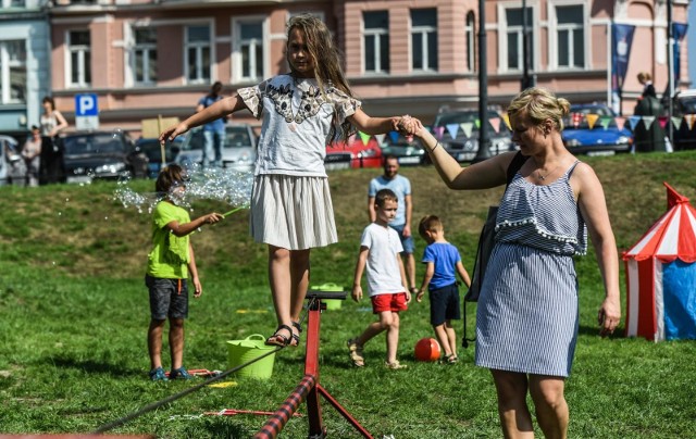 Przez dwa dni (dziś i jutro) centrum Bydgoszczy jest roześmiane, a to dzięki artystom ulicznym, dającym pokazy w ramach Festiwalu Busker Fest 2018.zobacz więcej >FLESZ - letnie upały, jak reagować w razie udaru słonecznego?