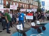 Protest związkowców z ZWiK i GOŚ. "Ratujmy nasze miejsca pracy!". Pracownicy boją się upadku miejskich spółek!