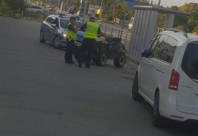 Dwie kolizje jednego quada w Skaryszewie. Kierujący trafił do szpitala, najpierw nie zatrzymał się do kontroli policyjnej