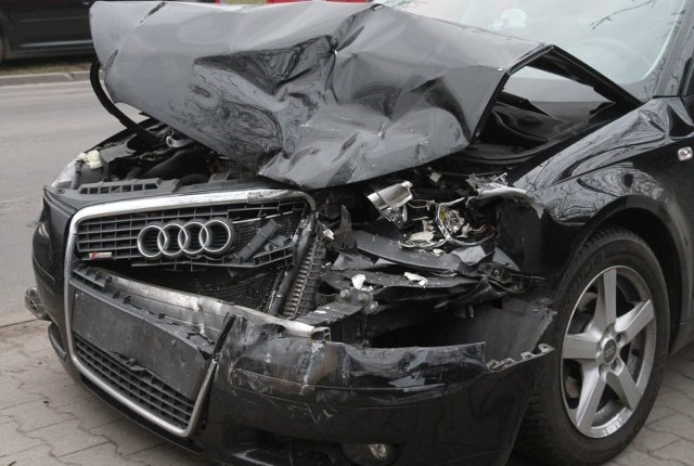 Kierujący Audi najprawdopodobniej nie ustąpił pierwszeństwa prawidłowo jadącemu z Pisza pojazdowi Mercedesowi.