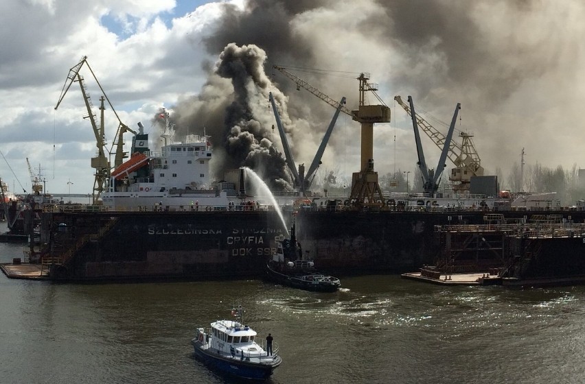Pali się statek w stoczni Gryfia w Szczecinie [zdjęcia, wideo]