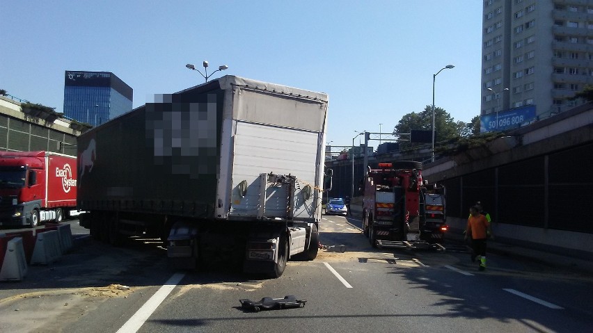 Wypadek w Katowicach: Kierowca tira zablokował tunel. Manipulował w tachografie, przekroczył prędkość