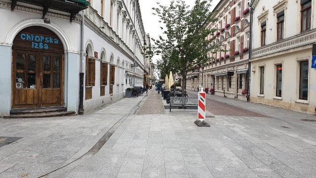 Zegar wraz ze złamanym słupem, na którym był zainstalowany, został zdemontowany  z ul. 6 Sierpnia.Policyjne dochodzenie ustali kto uszkodził słup zegara na woonerfie ul. 6 Sierpnia, złamany w połowie czerwca. Ponieważ po uszkodzeniu chylił się ku upadkowi, został zdemontowany. Szanse na odnalezienie winnego są duże, albowiem moment uszkodzenia słupa, na którym osadzony był czasomierz, zarejestrowały kamery monitoringu miejskiego.WIĘCEJ NA KOLEJNYM ZDJĘCIU