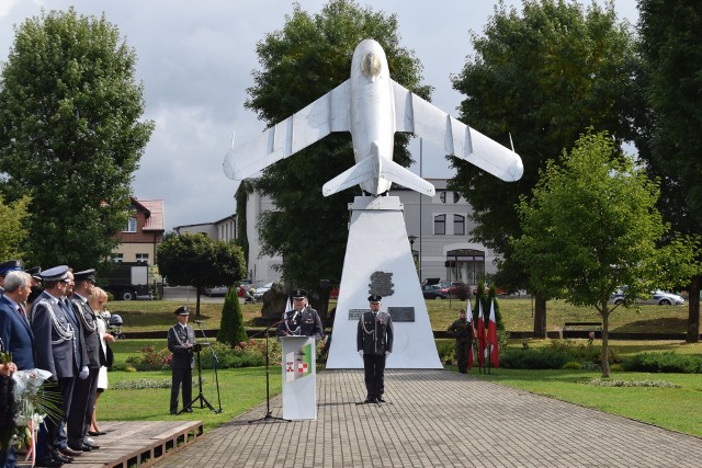 Fotoreportaż Kazimierza Gacha z roku 1976, który uwiecznił na zdjęciach operację transportu samolotu MiG-19 PM na postument pomnika lotników w Świdwinie