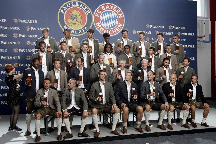 Piłkarze Bayernu podczas sesji zdjęciowej promującej...