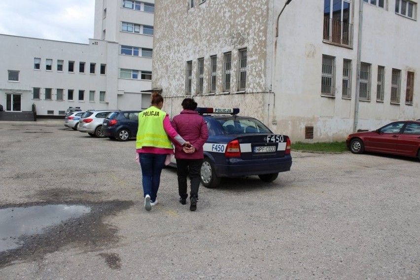 Handlowali kobietami w Łódzkiem. Policja zatrzymała 13 osób, w tym 3 kobiety [ZDJĘCIA]