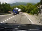 Ciężarówka wypada z zakrętu wprost na inne auto – zobacz film