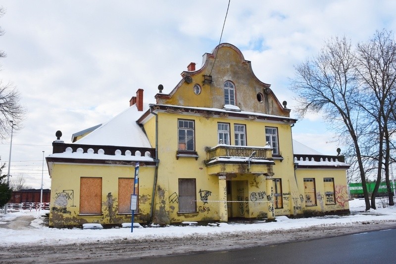 Dworzec kolejowy w Sławkowie jest zamknięty. Miasto chce go...