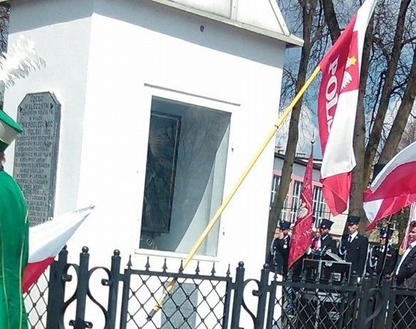 Flaga na kiju od mopa? Obchody 3 Maja w Wasilkowie