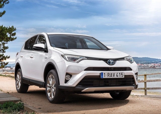 Toyota RAV4Pierwsze miejsce pod względem najmniejszej utraty wartości wśród najpopularniejszych SUV-ów w Polsce zajęła Toyota RAV4. Zgodnie z analizą Info-Ekspert wartość rezydualna tego modelu po 36 miesiącach użytkowania i przy przebiegu rocznym na poziomie 30 tys. km to 66,5 proc. Specjaliści oceniali najtańszą wersję wyposażeniową Sprint, której ceny zaczynają się od 101 900 zł.Pod maską samochodu znajduje się silnik benzynowy o pojemności 2 litrów i mocy 150 KM. Napęd przekazywany jest na cztery koła za pomocą 6-biegowej skrzyni manualnej.Co znajduje się na liście wyposażenia opisywanego SUV-a? Między innymi manualna klimatyzacja, przednie i tylne czujniki parkowania, system stabilizacji toru jazdy przyczepy, system wspomagający pokonywanie podjazdu i siedem poduszek powietrznych. Dopłaty nie wymagają również światła LED – przednie do jazdy dziennej i tylne, a także projektorowe światła główne, elektrycznie regulowane i podgrzewane lusterka, elektryczna regulacja szyb przednich i tylnych i komputer pokładowy. Samochód jest wyposażony ponadto w system audio CD MP3 z portem USB i systemem Bluetooth.Fot. Toyota