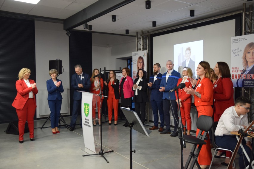 Agata Bartkiewicz - kandydatka na burmistrza, zaprezentowała kandydatów na radnych KWW "Wspólna przyszłość miasta"