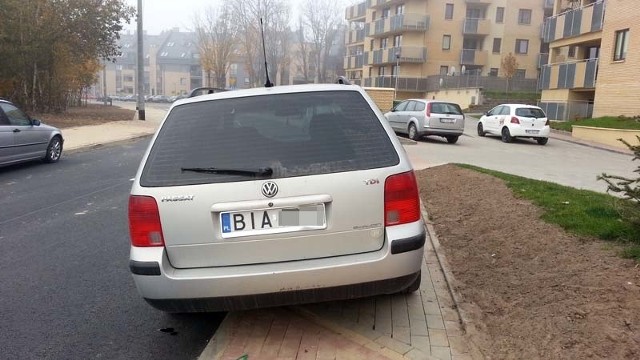 Kierowca volkswagena zastawił cały chodnik