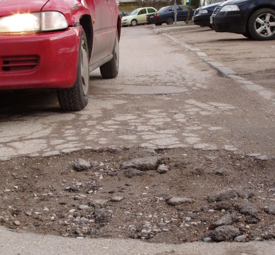 Kierowcy skarzą się, że trudno przejechać ulicą Młynarskiego