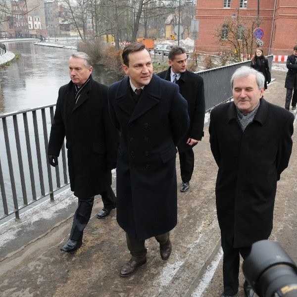 Przed konferencją Radosław Sikorski spacerował po Wyspie Młyńskiej w towarzystwie Konstantego Dombrowicza i senatora Zbigniewa Pawłowicza.