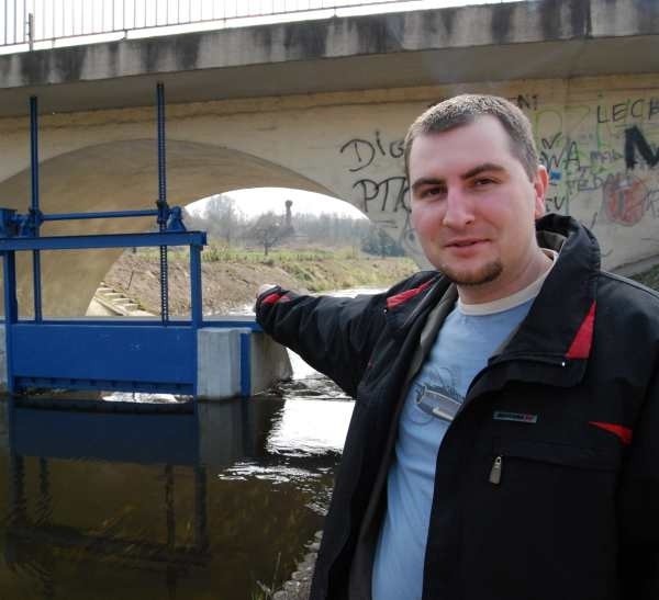 Marcin Pawłowski z Urzędu Miejskiego w Dobiegniewie przy budowli hydrotechnicznej na rzece Mierzęcka Struga