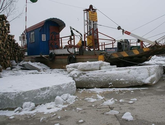 Połaniecki "łącznik&#8221; na Wiśle jest nieczynny. Prom ucierpiał przez lodowy zator, który zniósł urządzenie kilkanaście metrów w głąb brzegu.