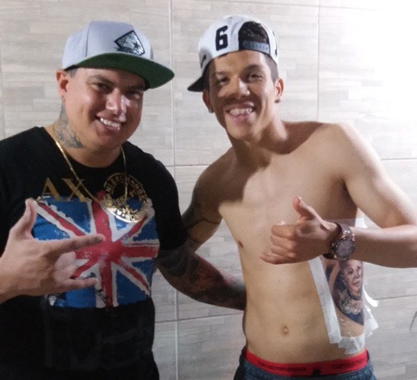 Bruno Nazario wraz z twórcą tatuażu
