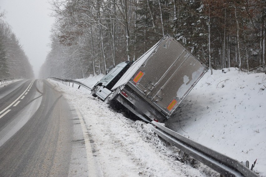 Trudne warunki na drogach. Ciężarówka w rowie (wideo, zdjęcia)