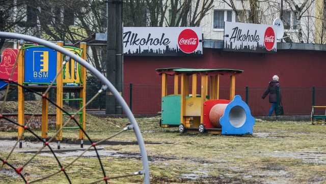 Według ratusza, takie usytuowanie punktu sprzedaży alkoholu, jak na ul. Bałkańskiej, jest sprawą zupełnie normalną