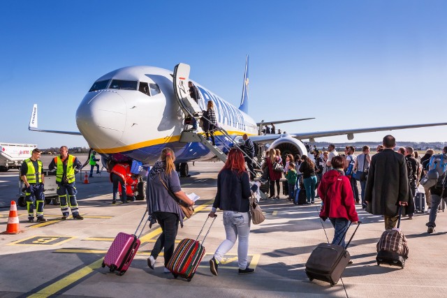 W czwartek 13 lipca 2023 turyści mogą wykupić wyjątkowo tanie bilety na loty w końcu sierpnia, wrześniu i październiku. Błyskawiczna wyprzedaż Ryanair to okazja, by polecieć za granicę nawet za 60 zł.