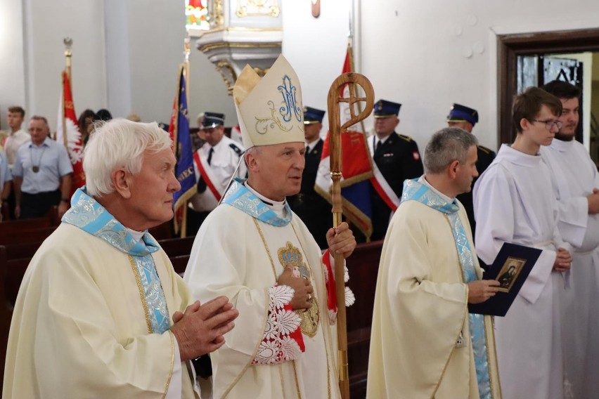Uroczystą mszę świętą poprowadził biskup Marek Solarczyk,...