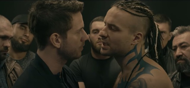 W filmie zagraniom popularni polscy aktorzy - Antonii Królikowski (na zajęciu pierwszy z lewej) i Piotr Stramowski (za zdjęciu pierwszy prawej, w roli boksera "Cygana")/screen z wideo