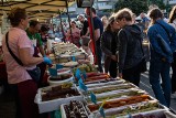 Festiwal kuchni z różnych stron świata, cydru i wina trwa na pl. Nowy Targ. Co na stoiskach? [ZDJĘCIA]