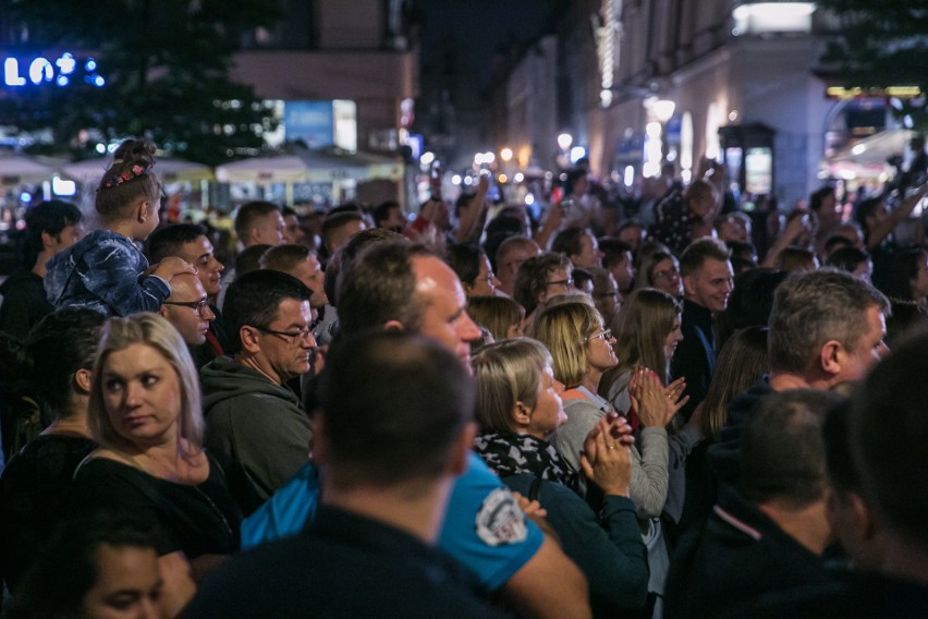 Tłumy turystów i imprezowiczów opanowały Kraków. Tak wygląda nocne życie miasta [ZDJĘCIA