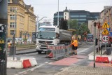 Robotnicy zerwali sieć trakcyjną na ul. Kazimierza Wielkiego we Wrocławiu. Powstał komunikacyjny armagedon. Sześć linii MPK jeździ inaczej!