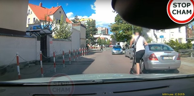 Wyzwiska i groźby hulajnogarza wobec kierowcy auta na Dolnym Śląsku na oczach policji