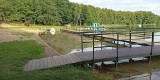 Zakaz kąpieli w Jeziorze Obłęskim koło Kępic. Oleista substancja w wodzie. Na miejscu pięć zastępów straży