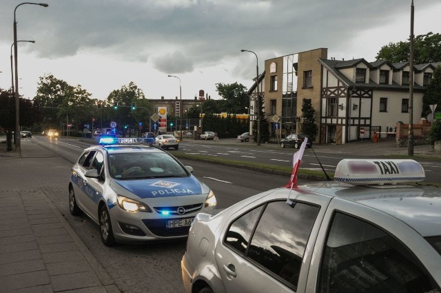 Gorzowscy policjanci we wtorek i środę (14-15 czerwca) przeprowadzili na terenie miasta i powiatu działania „Taxi”. Szczegółowo kontrolowali taksówki, sprawdzali trzeźwość taksówkarzy, ich dokumenty, zezwolenia i licencje wymagane w tym zawodzie. Mundurowi zwracali też uwagę na stan techniczny i obowiązkowe wyposażenie taksówek. Podczas dwudniowej akcji policjanci nie stwierdzili rażących nieprawidłowości. Wystawili jedynie trzy mandaty karne i pouczyli czterech kierowców.Zobacz też:  Lubuskie czarne punkty. Które miejsca omijać szerokim łukiem? [MAPA]