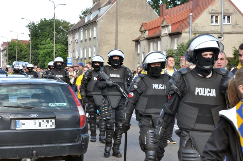 Porządku na lubuskich derbach pilnowało prawie pół tysiąca policjantów (wideo, zdjęcia, sonda)