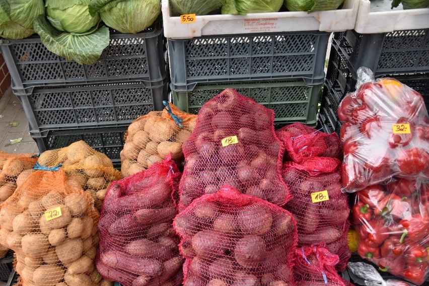Po ile kupimy owoce i warzywa na popularnym targowisku w Starej Kiszewie? Sprawdźcie