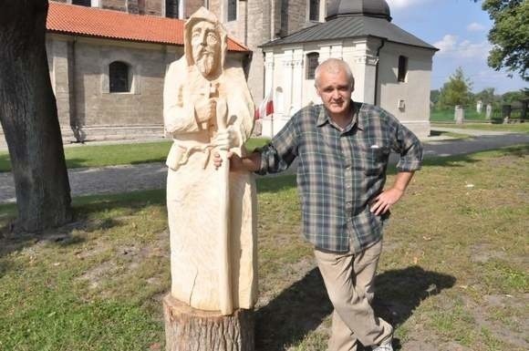 Jedną z rzeźb, która stanie przy szlaku pątniczym wykonał Krzysztof Kołek.