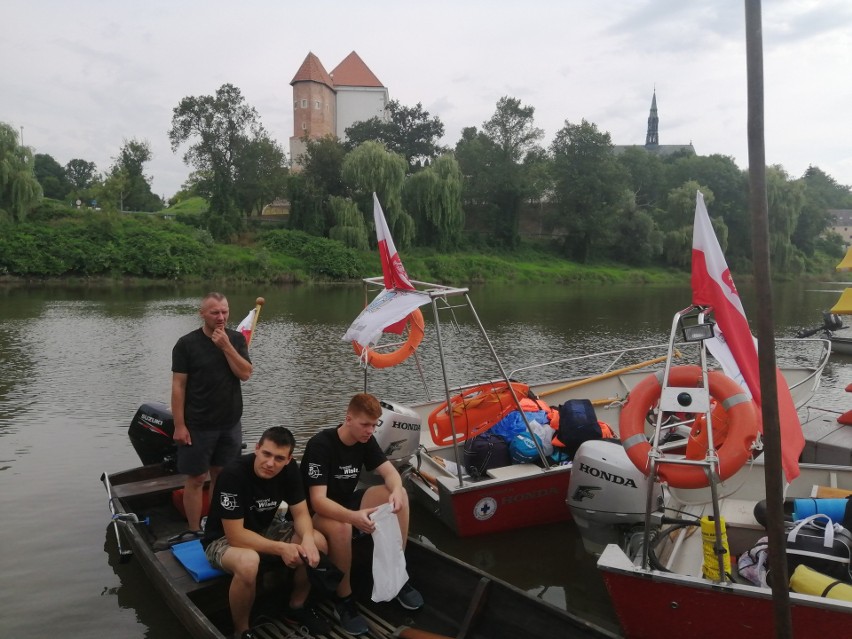Wodniacy z Sandomierza wypłynęli łodziami po Wiśle na obchody 76. rocznicy wybuchu Powstania Warszawskiego [ZDJĘCIA, WIDEO]