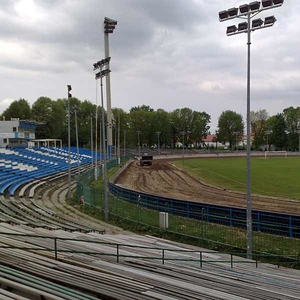 Dziś na rzeszowskim stadionie pracował ciężki sprzęt, którym usuwano część nawierzchni. 