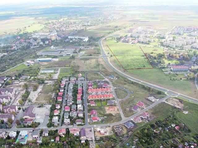 Nowe osiedle kilkudziesięciu domków jednorodzinnych stanie na Piastowie. Na zdjęciu teren zaznaczony jest obrysem.