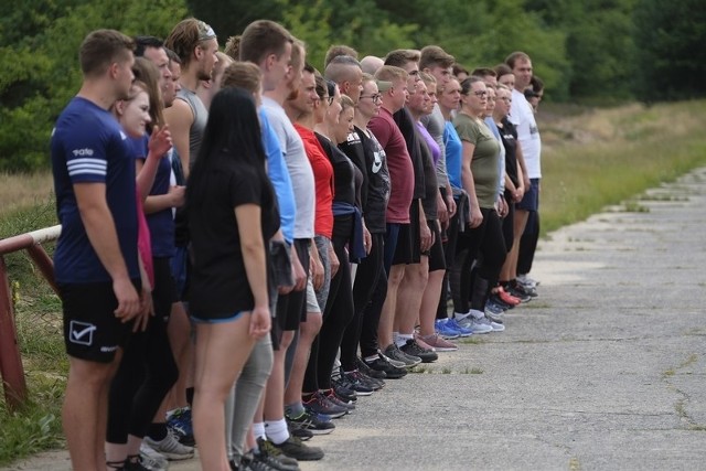 W sobotę (10 sierpnia) 58 osób pojawiło się w Centrum Szkolenia Artylerii i Uzbrojenia w Toruniu, aby w ramach akcji "Zostań Żołnierzem Rzeczypospolitej", spędzić jeden dzień w wojsku. Uczestnicy mieli okazję sprawdzić, jak wygląda służba wojskowa. Ochotnicy zmierzyli się między innymi z: nauką celowania i strzelania przy użyciu urządzenia treningowego Śnieżnik; nauką stopni wojskowych; podstawą musztry wojskowej; czytaniem mapy, czy przeciąganiem liny. Na toruńskim poligonie mieli także okazję sprawdzić się w rzucie granatem, nawiązać łączność za pomocą radiostacji i uczestniczyć w szkoleniu udzielania pierwszej pomocy.