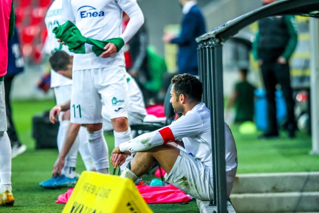 W meczu 25 kolejki Fortuna 1 Liga, Radomiak Radom przegrał 0:1 z GKS w Tychach. Jedynego gola strzelił w 44 minucie meczu, Łukasz Grzeszczyk z rzutu karnego. W 45 minucie meczu, czerwoną kartką został ukarany Mateusz Radecki, pomocnik Radomiaka. W doliczonym czasie gry drugiej połowy kolejną czerwoną kartką został ukarany Damian Jakubik, obrońca radomskiego zespołu. Czerwone kartki dla Radeckiego i Jakubika, to konsekwencja dwóch żółtych.  Mocnymi słowami pracę sędziego ocenił Dariusz Banasik, trener Radomiaka, który został w pierwszej połowie meczu ujrzał żółty kartonik. Taką samą kartkę za krytykowanie pracy arbitra, Sylwestra Rasmusa z Torunia zobaczył Jakub Studziński, trener bramkarzy Radomiaka. Na tym nie koniec żółtych kartek dla Radomiaka, zobaczyli je kapitan Leandro Rossi i Meik Karwot. ZOBACZ ZDJĘCIA Z MECZU, TYCHY - RADOMIAK>>>