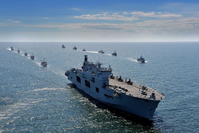 Śmigłowcowiec desantowy HMS „Ocean” widziany był koło Ustki. HMS „Ocean” to największy okręt działający operacyjnie w siłach Royal Navy (o wyporności 21700 ton). HMS  „Ocean” pływał po wodach Bałtyku w ramach ćwiczeń Baltops 2016. Wideo publikujemy dzięki uprzejmości kanału na You Tube "Pomorski WehikułCzasu". 