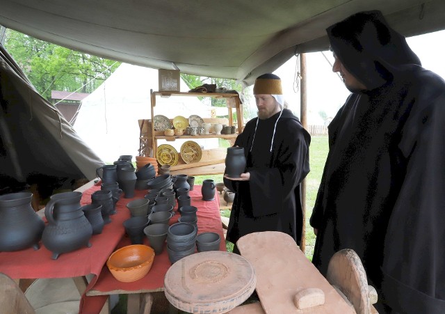 W średniowiecznym obozowisku w Wyśmierzycach mają się pojawić rzemieślnicy. Pokażą swoją pracę i wyroby. Podobne stragany były na przykład w Iłży.