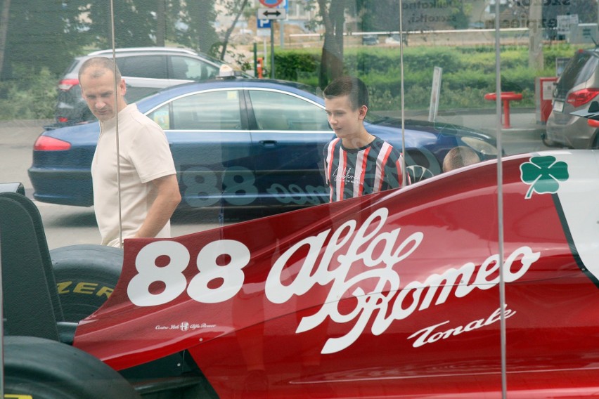 Lublin. Bolid Alfa Romeo Formuły 1 na Orlenie. Mieszkańcy mogą go podziwiać do piątku. Zobacz zdjęcia